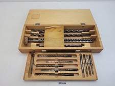 Holzkoffer mit Steinbohrer